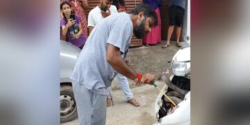 King Cobra Hidden Inside Scooter Man Catches It With Bare Hands Then What Happened Next See Shocking Video