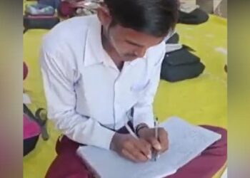सिंगरौली का अनोखा स्कूल, दोनों हाथ से लिखते हैं छात्र, पांच भाषाओं का है ज्ञान, वीडियो देख हैरान हो जाएंगे
