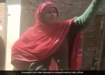 Laughter Will Not Stop Seeing The Style Of This Woman Calling Children In A Strange Way To Get A Vaccine