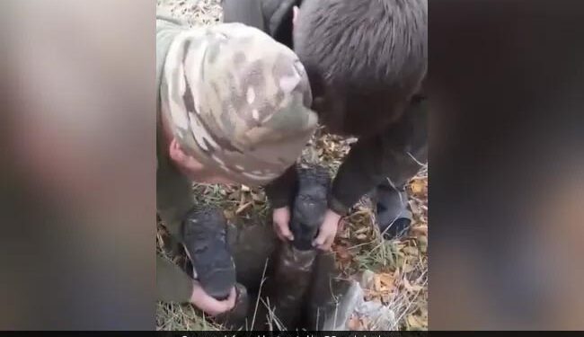 नाले में फंसा हुआ था कुत्ता, ज़िंदगी-मौत से लड़ रहा था, जान पर खेल कर आर्मी ने डॉग की जान बचाई