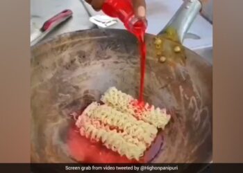 Maggi Made With Strawberry Flavoured Energy Drink Internet Gets Angry To See This Bizarre Fusion Food – मैगी में शख्स ने मिलाई स्ट्रॉबेरी एनर्जी ड्रिंक, देखते ही भड़के लोग, बोले
