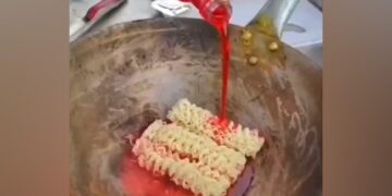 Maggi Made With Strawberry Flavoured Energy Drink Internet Gets Angry To See This Bizarre Fusion Food – मैगी में शख्स ने मिलाई स्ट्रॉबेरी एनर्जी ड्रिंक, देखते ही भड़के लोग, बोले