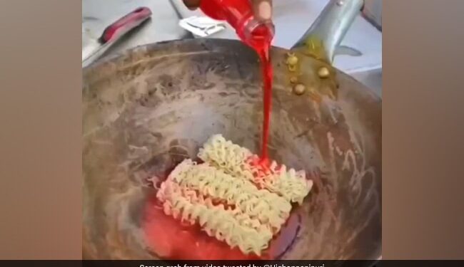 Maggi Made With Strawberry Flavoured Energy Drink Internet Gets Angry To See This Bizarre Fusion Food – मैगी में शख्स ने मिलाई स्ट्रॉबेरी एनर्जी ड्रिंक, देखते ही भड़के लोग, बोले
