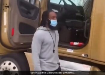 Man Guiding 18 Wheeler Truck Into Parking Spot Without Being In It See Viral Video