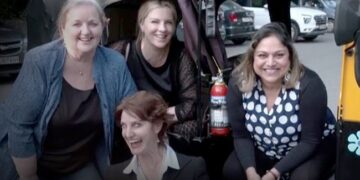 US Women Diplomats Drive Auto On Delhi Road Ditch Bulletproof Cars Watch Video