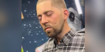 Homeless Man Looks 20 Years Younger After Barber Gives Free Haircut See Viral Video