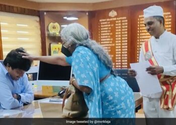 IAS Krishna Teja Shares Pic Of Elderly Woman Blessing Him At His Office Goes Viral – बुजुर्ग महिला ने IAS अधिकारी को दिया आशीर्वाद, अफसर ने झुका लिया सिर, बोले