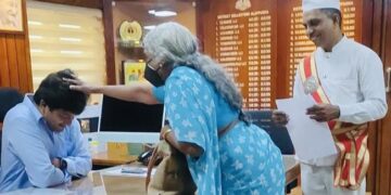 IAS Krishna Teja Shares Pic Of Elderly Woman Blessing Him At His Office Goes Viral – बुजुर्ग महिला ने IAS अधिकारी को दिया आशीर्वाद, अफसर ने झुका लिया सिर, बोले
