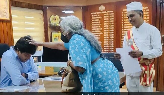 IAS Krishna Teja Shares Pic Of Elderly Woman Blessing Him At His Office Goes Viral – बुजुर्ग महिला ने IAS अधिकारी को दिया आशीर्वाद, अफसर ने झुका लिया सिर, बोले