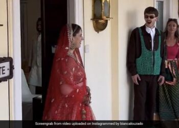 ज़िंदगी में पहली बार अमेरिकी महिला ने पहना लहंगा, घरवालों की प्रतिक्रिया देख हैरान हो जायेंगे