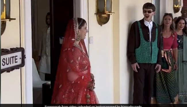 ज़िंदगी में पहली बार अमेरिकी महिला ने पहना लहंगा, घरवालों की प्रतिक्रिया देख हैरान हो जायेंगे