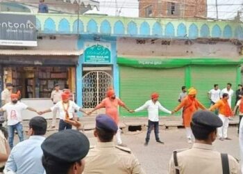 मस्जिद की सुरक्षा के लिए आगे आए 'भगवाधारी', बनाई मानव श्रृंखला, भाईचारे की अनोखी मिसाल
