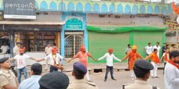 मस्जिद की सुरक्षा के लिए आगे आए 'भगवाधारी', बनाई मानव श्रृंखला, भाईचारे की अनोखी मिसाल