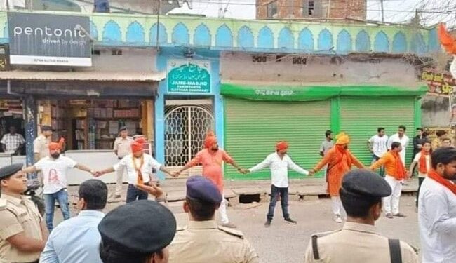 मस्जिद की सुरक्षा के लिए आगे आए 'भगवाधारी', बनाई मानव श्रृंखला, भाईचारे की अनोखी मिसाल