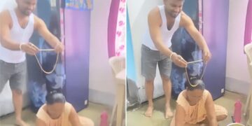 Son Gifted Gold Chain To His Mother Then This Happened You Wil Cry After Seeing Mother Reaction Watch Viral Video