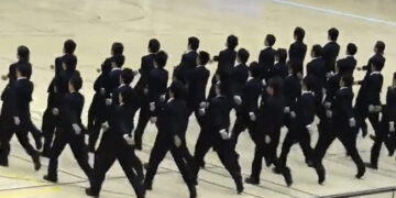 Japanese Students Synchronised Marching Routine Amazed Internet Old Video Goes Viral – जापानी छात्रों ने कुछ इस तरह किया मार्च, लगेगा जैसे चल रहे हों रोबोट, लोगों ने कहा