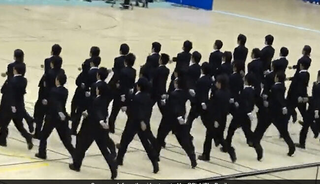 Japanese Students Synchronised Marching Routine Amazed Internet Old Video Goes Viral – जापानी छात्रों ने कुछ इस तरह किया मार्च, लगेगा जैसे चल रहे हों रोबोट, लोगों ने कहा