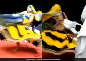 Boy Started Dancing On Stage In Front Of Female Dancer Then She Lifted Him Up Like Chakri This Happened Next In Viral Video – डांसर के सामने स्टेज पर जोश में नाचने लगा लड़का, उसने उठाकर चकरी की तरह घुमा डाला, लोग बोले