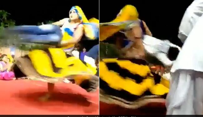 Boy Started Dancing On Stage In Front Of Female Dancer Then She Lifted Him Up Like Chakri This Happened Next In Viral Video – डांसर के सामने स्टेज पर जोश में नाचने लगा लड़का, उसने उठाकर चकरी की तरह घुमा डाला, लोग बोले