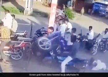 Biker At Petrol Pump Jumped Bike In The Air Dadaji Fell Down Then What Happened Next In Funny Video Viral – पेट्रोल भराने की थी जल्दी, हवा में उछाल दी बाइक, पीछे बैठे दादा का हुआ जो हाल, लोग बोले