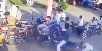 Biker At Petrol Pump Jumped Bike In The Air Dadaji Fell Down Then What Happened Next In Funny Video Viral – पेट्रोल भराने की थी जल्दी, हवा में उछाल दी बाइक, पीछे बैठे दादा का हुआ जो हाल, लोग बोले