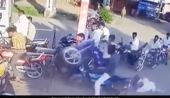 Biker At Petrol Pump Jumped Bike In The Air Dadaji Fell Down Then What Happened Next In Funny Video Viral – पेट्रोल भराने की थी जल्दी, हवा में उछाल दी बाइक, पीछे बैठे दादा का हुआ जो हाल, लोग बोले