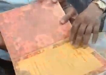 The Girl Was Being Taken To The Airport By Hiding Drugs In The Wedding Card, The Police Caught Her, The Video Went Viral