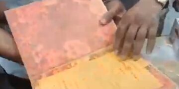 The Girl Was Being Taken To The Airport By Hiding Drugs In The Wedding Card, The Police Caught Her, The Video Went Viral