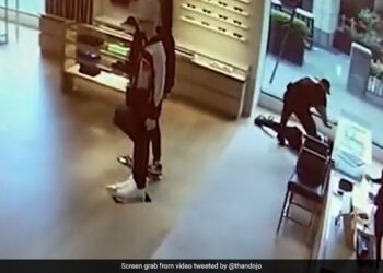 Viral Video Of A Thief Running Into A Glass Door While To Trying To Escape With Luxury Bags In US – VIDEO : 14 लाख के बैग चुरा कर भाग रहा था चोर…शीशे से हुई ज़ोरदार टक्कर…