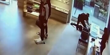 Viral Video Of A Thief Running Into A Glass Door While To Trying To Escape With Luxury Bags In US – VIDEO : 14 लाख के बैग चुरा कर भाग रहा था चोर…शीशे से हुई ज़ोरदार टक्कर…