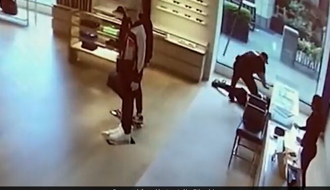 Viral Video Of A Thief Running Into A Glass Door While To Trying To Escape With Luxury Bags In US – VIDEO : 14 लाख के बैग चुरा कर भाग रहा था चोर…शीशे से हुई ज़ोरदार टक्कर…