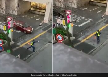 Policeman Funny Way Of Regulating Traffic Will Bring A Smile To Your Face Watch Viral Video