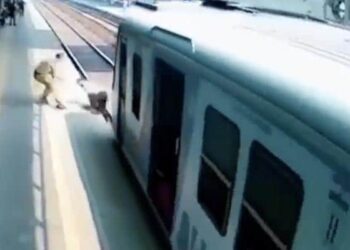 Man Slightly Saved Life And Escaped From Train Last Moment Railway Station Shocking Accident Video