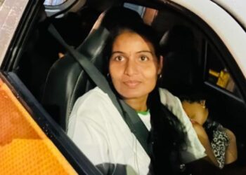 Viral Story: Mother Was Seen Driving An Uber Cab With Her Daughter Sleeping On The Side Seat Passenger Shared The Pictures