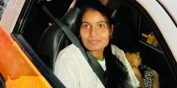Viral Story: Mother Was Seen Driving An Uber Cab With Her Daughter Sleeping On The Side Seat Passenger Shared The Pictures