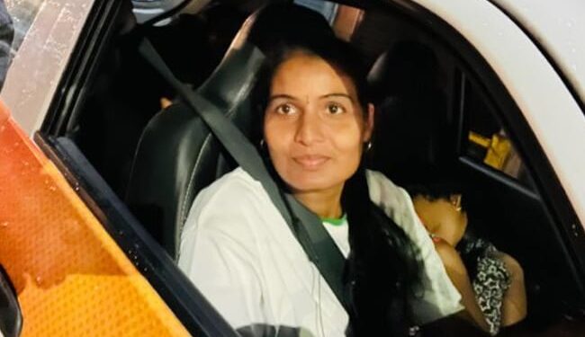 Viral Story: Mother Was Seen Driving An Uber Cab With Her Daughter Sleeping On The Side Seat Passenger Shared The Pictures