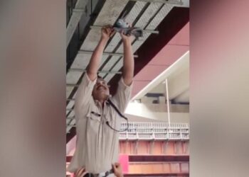 Police Viral Video: Policeman Saved The Life Of A Pigeon Trapped In A Wire Video Viral On Social Media