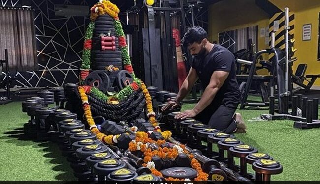 Massive Shivling Created With Gym Equipment: Gym Owner Make Shivling With-dumbbells And Weight Plates In Gwalior Madhya Pradesh