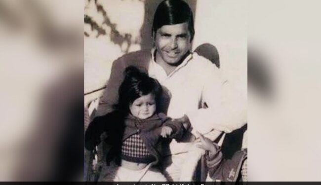 पापा की गोद में बैठी छोटी बच्ची ने कमाल का किया है काम, बिना देर किए हुए बता दें इनका नाम