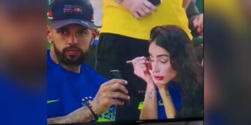 Man Helps Wife With Makeup During Match In The Stadium Internet Says Give Him Husband Of The Year Award Watch Viral Video – स्टेडियम में मैच के दौरान मेकअप में पत्नी की मदद करता दिखा शख्स, लोग बोले