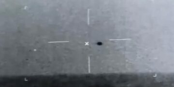 कभी पृथ्वी से 53 साल पहले चांद पर जाते समय दिखा था UFO, इस तस्वीर पर कई दावे किए गए हैं