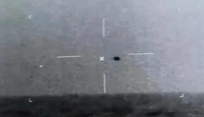 कभी पृथ्वी से 53 साल पहले चांद पर जाते समय दिखा था UFO, इस तस्वीर पर कई दावे किए गए हैं