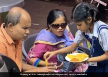 Little Girl Helping Visually Impaired Parents At A Food Stall Melts Hearts See Viral Video