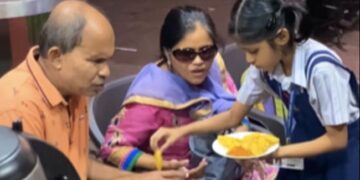 Little Girl Helping Visually Impaired Parents At A Food Stall Melts Hearts See Viral Video