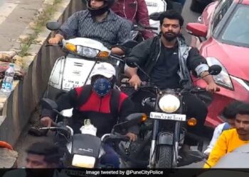 Man Shares Pic Without Wearing A Helmet On Traffic Signal With I Look Good Tweet Pune Police Response Goes Viral – ट्रैफिक सिग्नल पर खड़े होकर शख्स ने शेयर की बिना हेलमेट वाली फोटो, लिखा