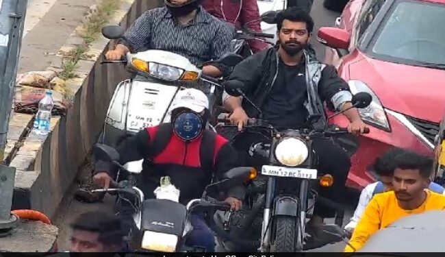 Man Shares Pic Without Wearing A Helmet On Traffic Signal With I Look Good Tweet Pune Police Response Goes Viral – ट्रैफिक सिग्नल पर खड़े होकर शख्स ने शेयर की बिना हेलमेट वाली फोटो, लिखा