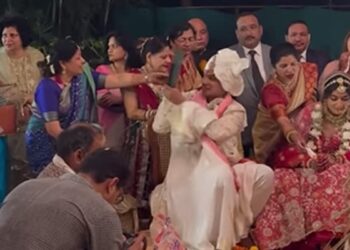 Groom Funny Video: Video Of Groom Playing Cricket In Mandap Is Going Viral On Social Media