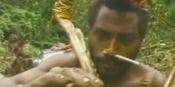 For The First Time, A Tribal Saw A Fair Person, Touched And Was Surprised, This Video Is From 1993