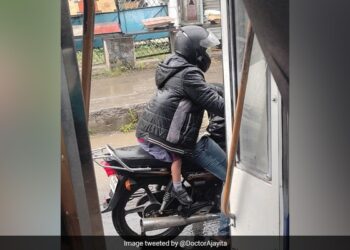 To Save The Child From The Rain, The Father Opened The Jacket, People Said – Father Does Not Show Love, He Does – बच्चे को बारिश से बचाने के लिए पिता ने जैकेट खोल दी, लोगों ने कहा