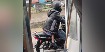 To Save The Child From The Rain, The Father Opened The Jacket, People Said – Father Does Not Show Love, He Does – बच्चे को बारिश से बचाने के लिए पिता ने जैकेट खोल दी, लोगों ने कहा